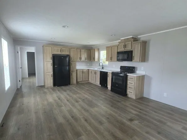 1707 E Blanchard Ave #18, Hutchinson, KS 67501