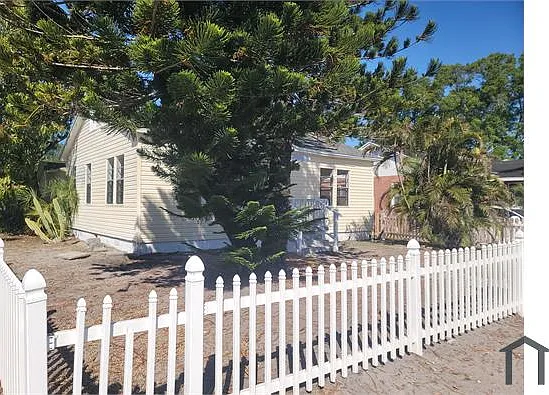 3 bed, 920 sqft, $2,100 — Photo 2