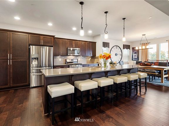 Talk about luxurious kitchen islands! 