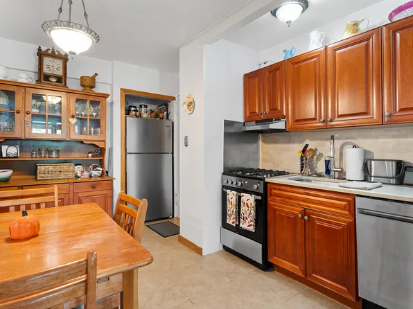 9040 Fort Hamiltn Parkway image 5 of 10