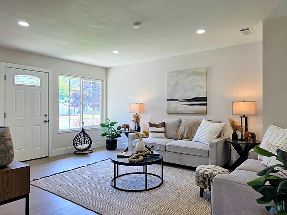 3rd image of 8237 Woodyard Way