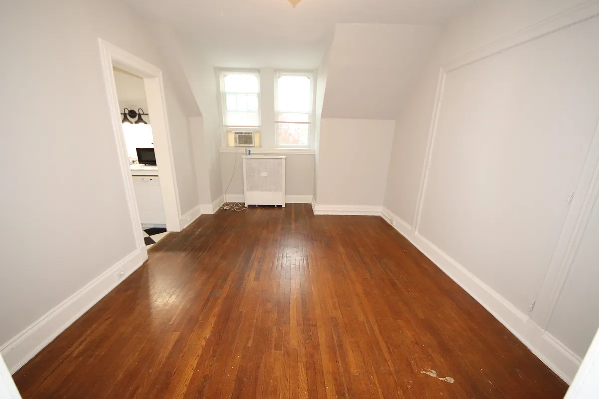 Building Photo - 4109 Roland Ave #3F