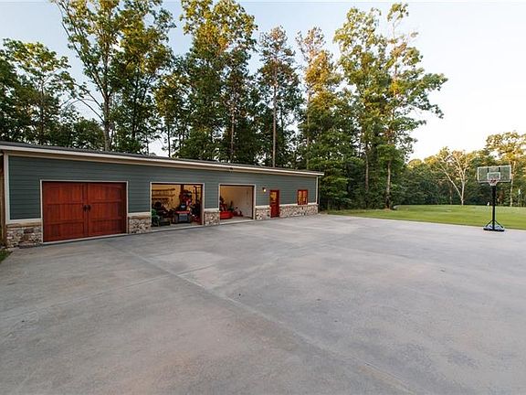 4th image of 303 Stillwater Ln