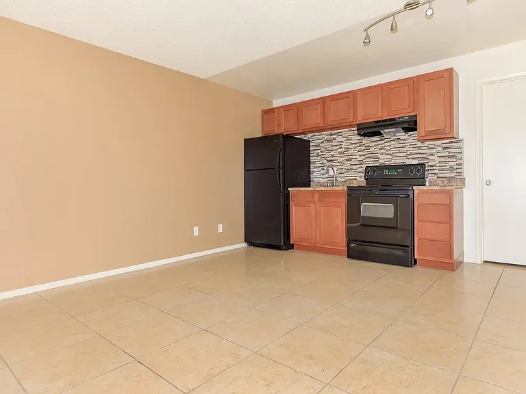 Los Vecinos Apartments — Photo 15