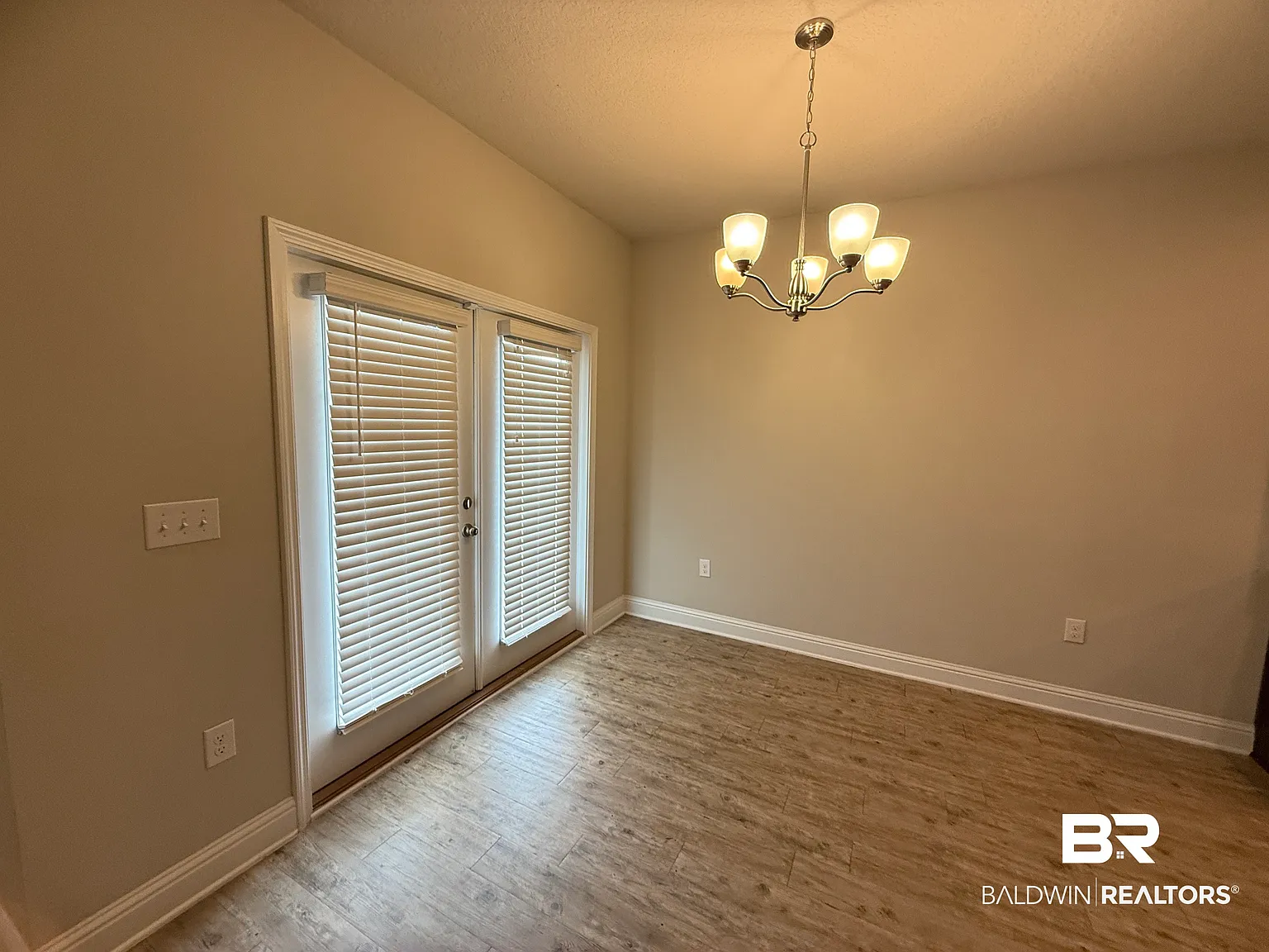 3 bed, 2.0 bath, 1976 sqft, $2,095 — Photo 4