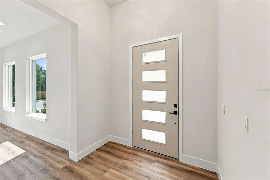 3 bed, 2.0 bath, 1242 sqft, $2,500 — Photo 2