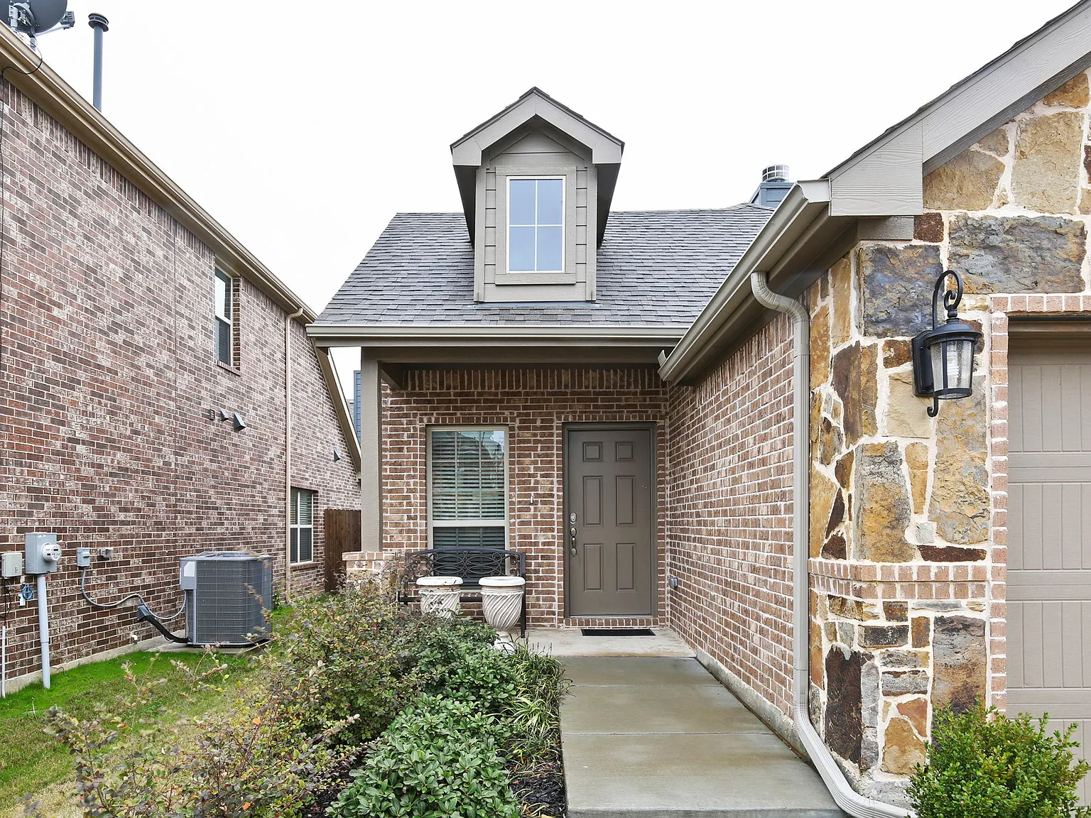 3 bed, 1405 sqft, $7,160 — Photo 3