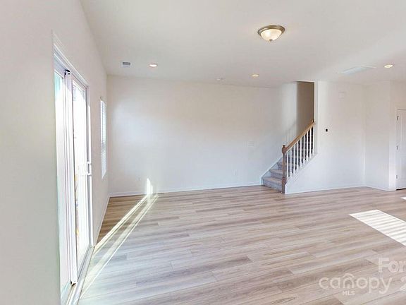 5th image of 4005 Lawnview Dr