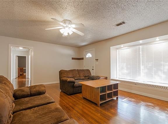 5th image of 3200 Meadow Oaks Dr