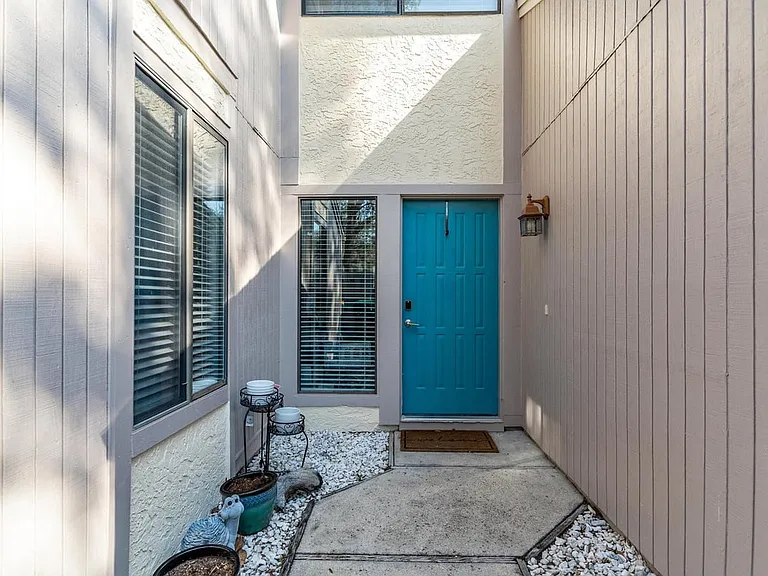 800 Bay Dr #10 — Photo 4