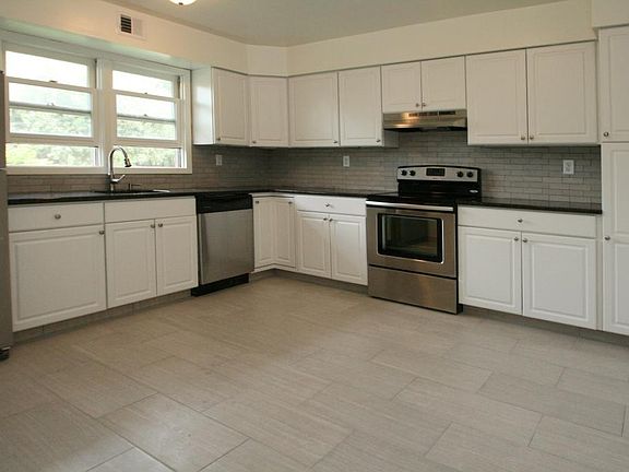5th image of 17 Carriage Way #17