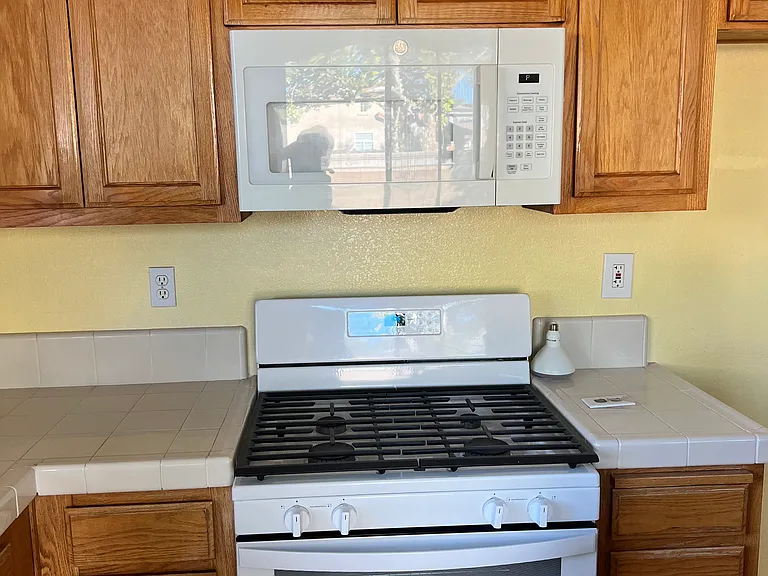 665 Laugenour Dr — Photo 6