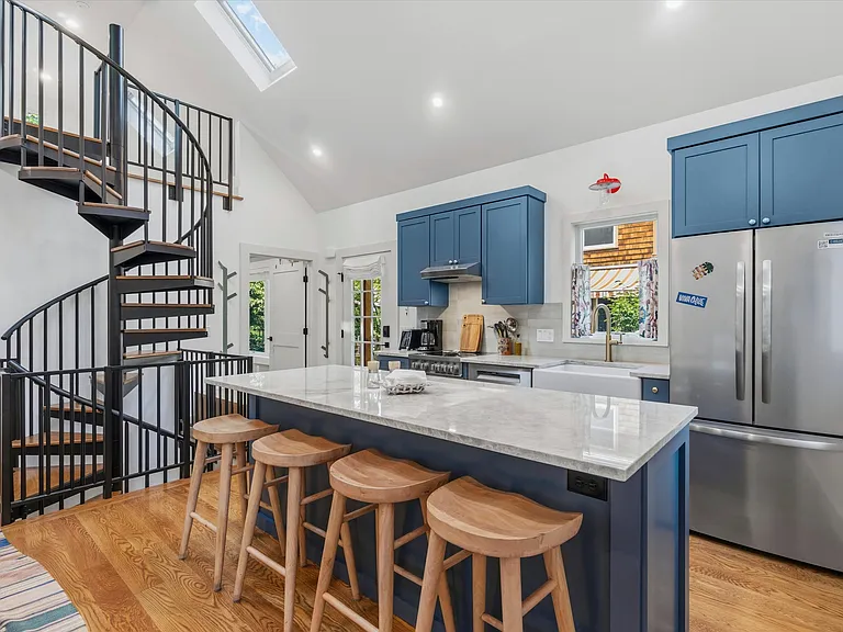 103 Hastings Ave — Photo 8