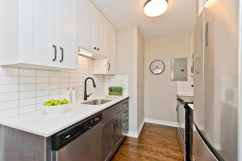 1 bed, 900 sqft, $2,102 — Photo 1