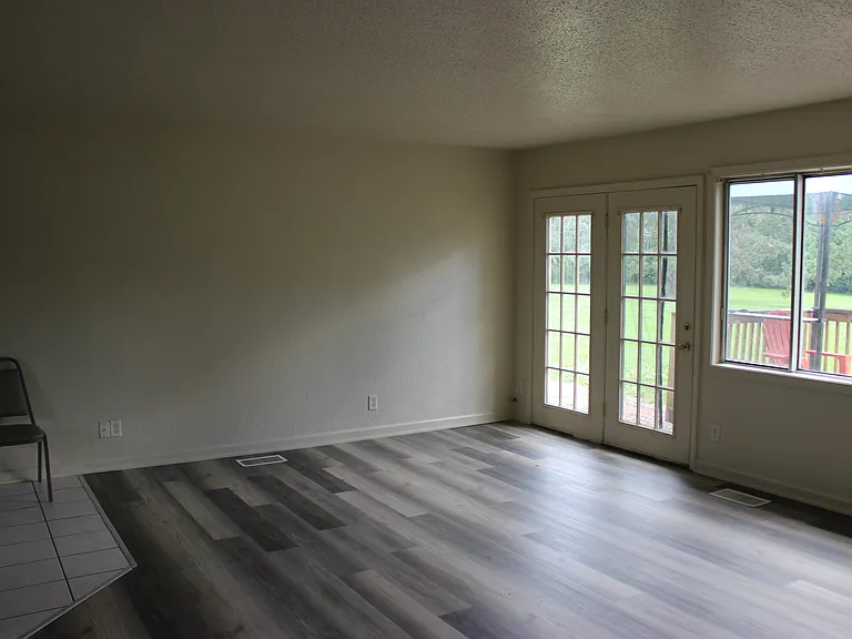1040 N Lincoln St — Photo 3