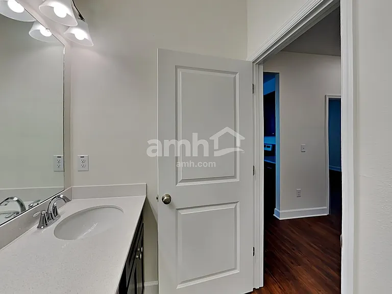 1126 Walden Pond Dr — Photo 14