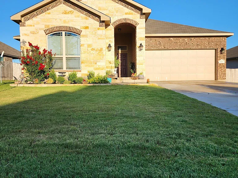 1407 Chalice Dr — Photo 2