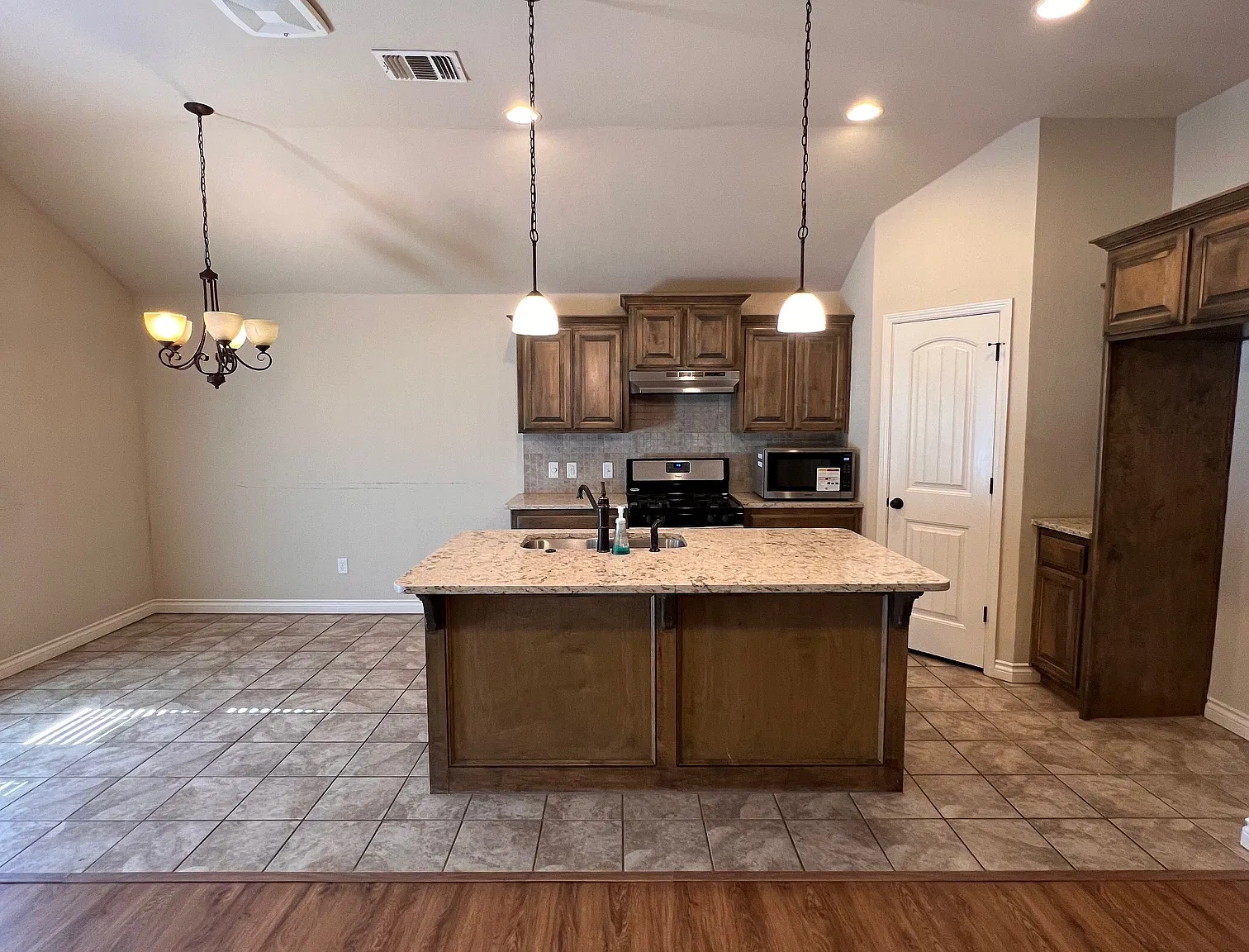 4 bed, 1708 sqft, $2,000 — Photo 4
