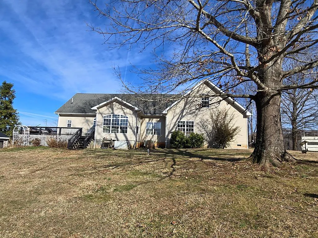 4 bed, 2.5 bath, $2,500 — Photo 2