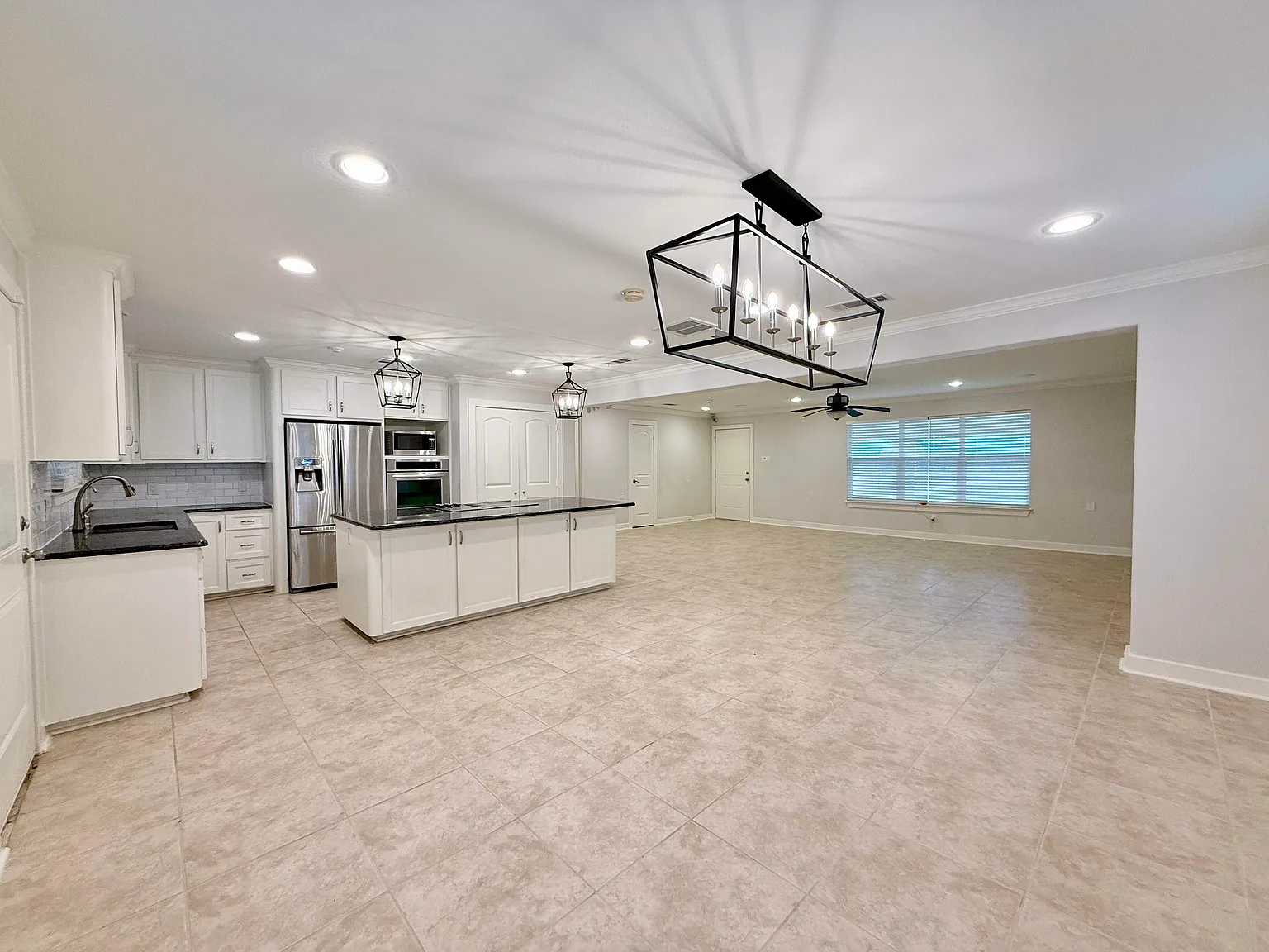 3 bed, 2400 sqft, $1,995 — Photo 2