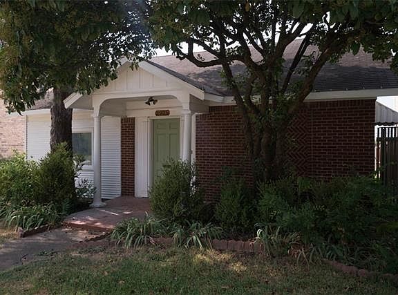 3rd image of 2925 Dyer St