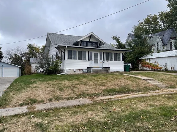 902 10th St, Corning, IA 50841