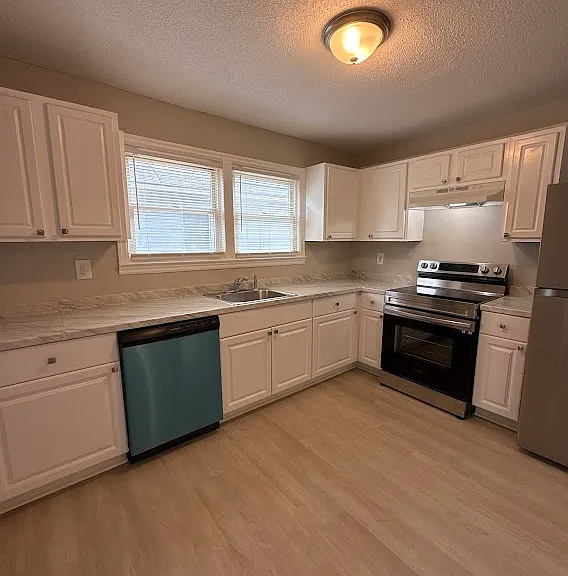 1376 Lockwood Dr SW — Photo 2
