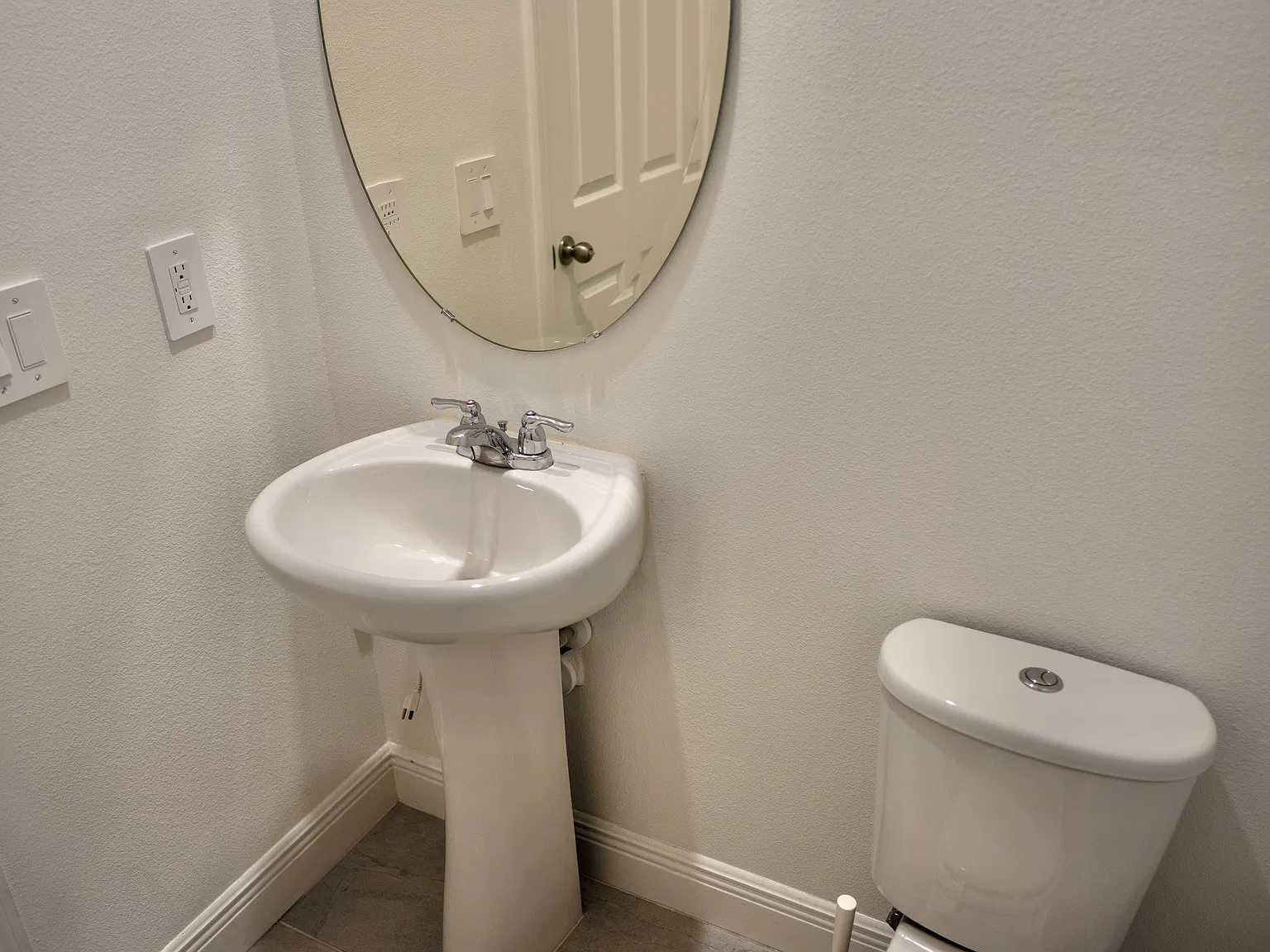 4 bed, 2.5 bath, 2460 sqft, $2,800 — Photo 3