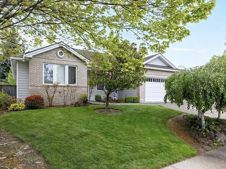 747 Eastridge Dr — Photo 2