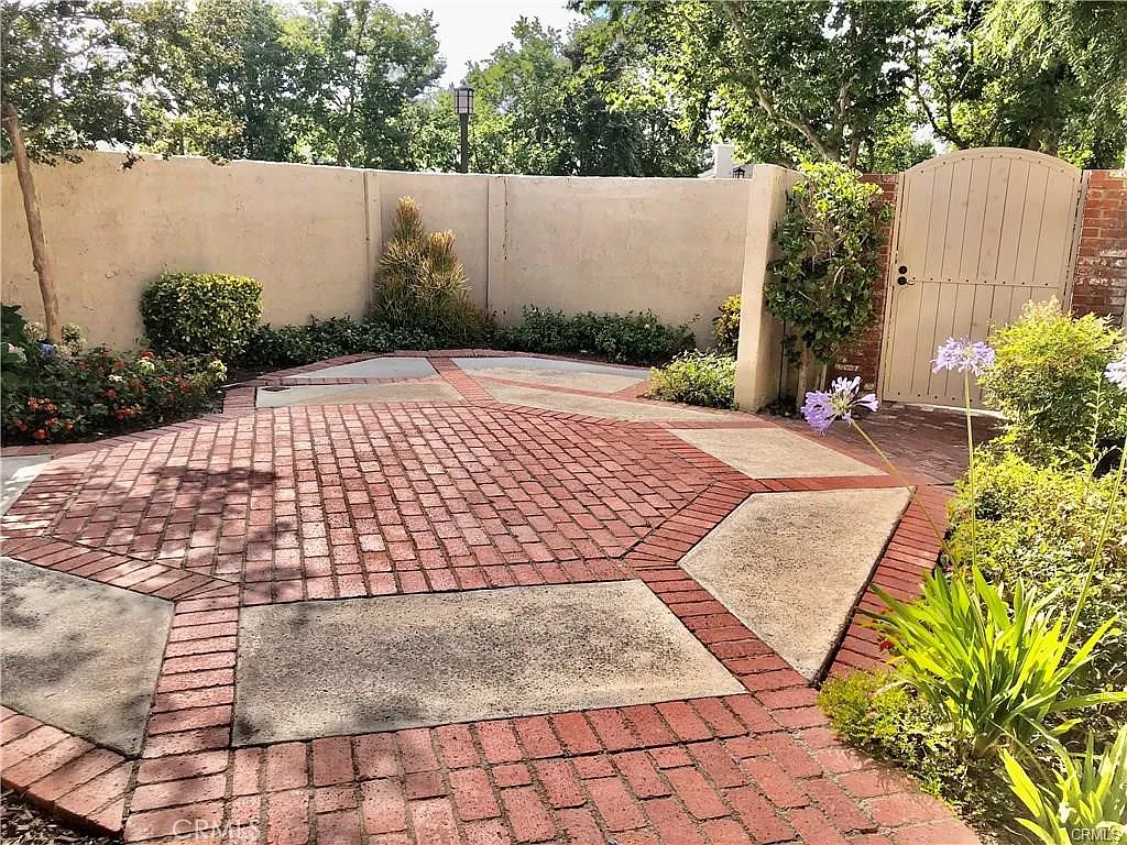 2 bed, 2.0 bath, 1575 sqft, $4,450 — Photo 3