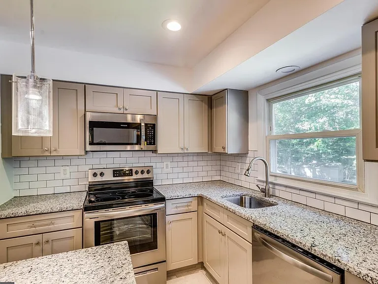 Laurel Dr — Photo 2