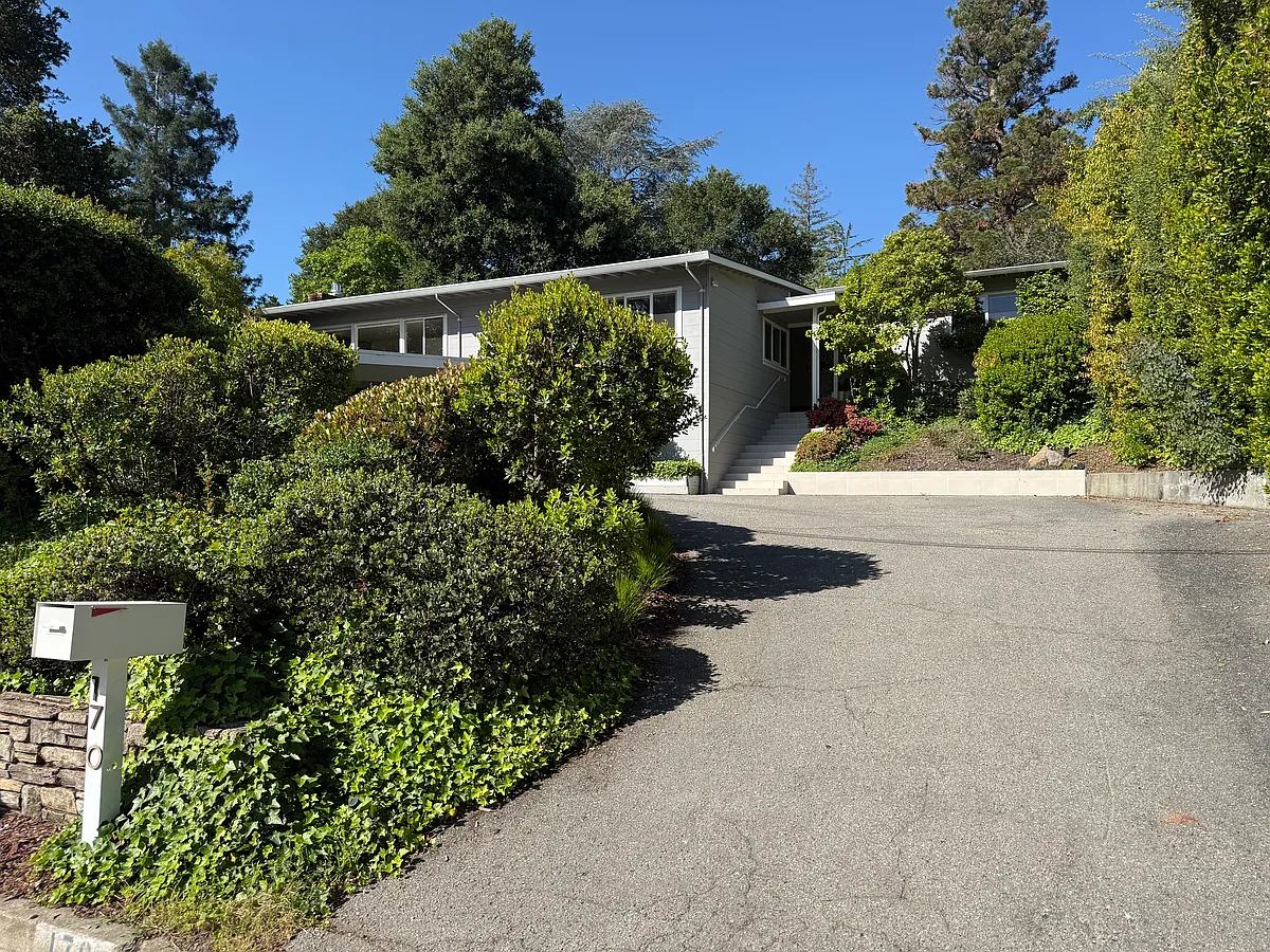 Building Photo - 170 N Balsamina Way