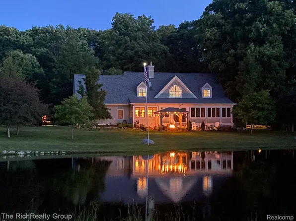 12189 Country Club Dr, Charlevoix, MI 49720