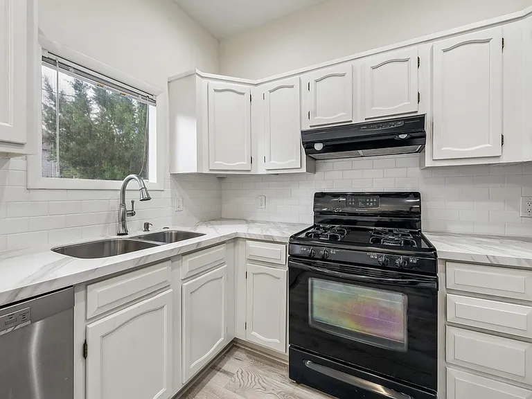 905 Harvard St — Photo 20