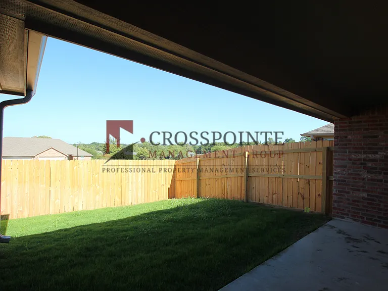 Beautiful 3 Bedroom 2 Bathroom Townhouse In South Tyler! 1/2 Off First Full Months Rent! — Photo 23