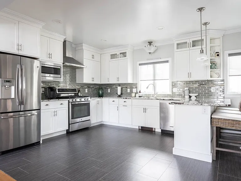 4 Vaughan Ave — Photo 4