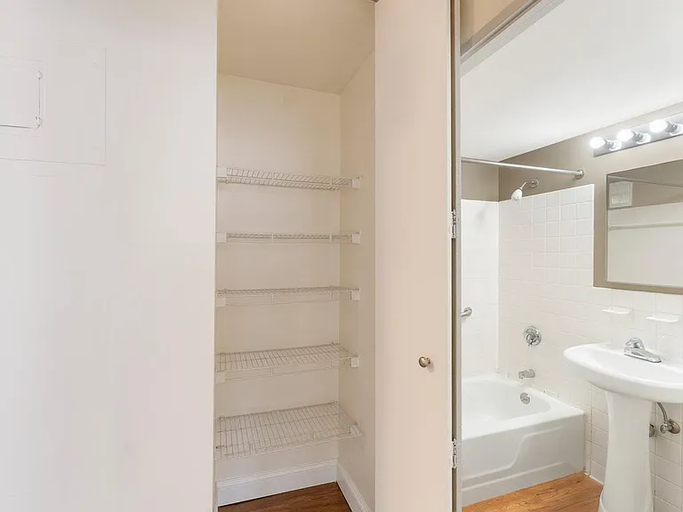 Kent Farm Apartment Homes — Photo 11