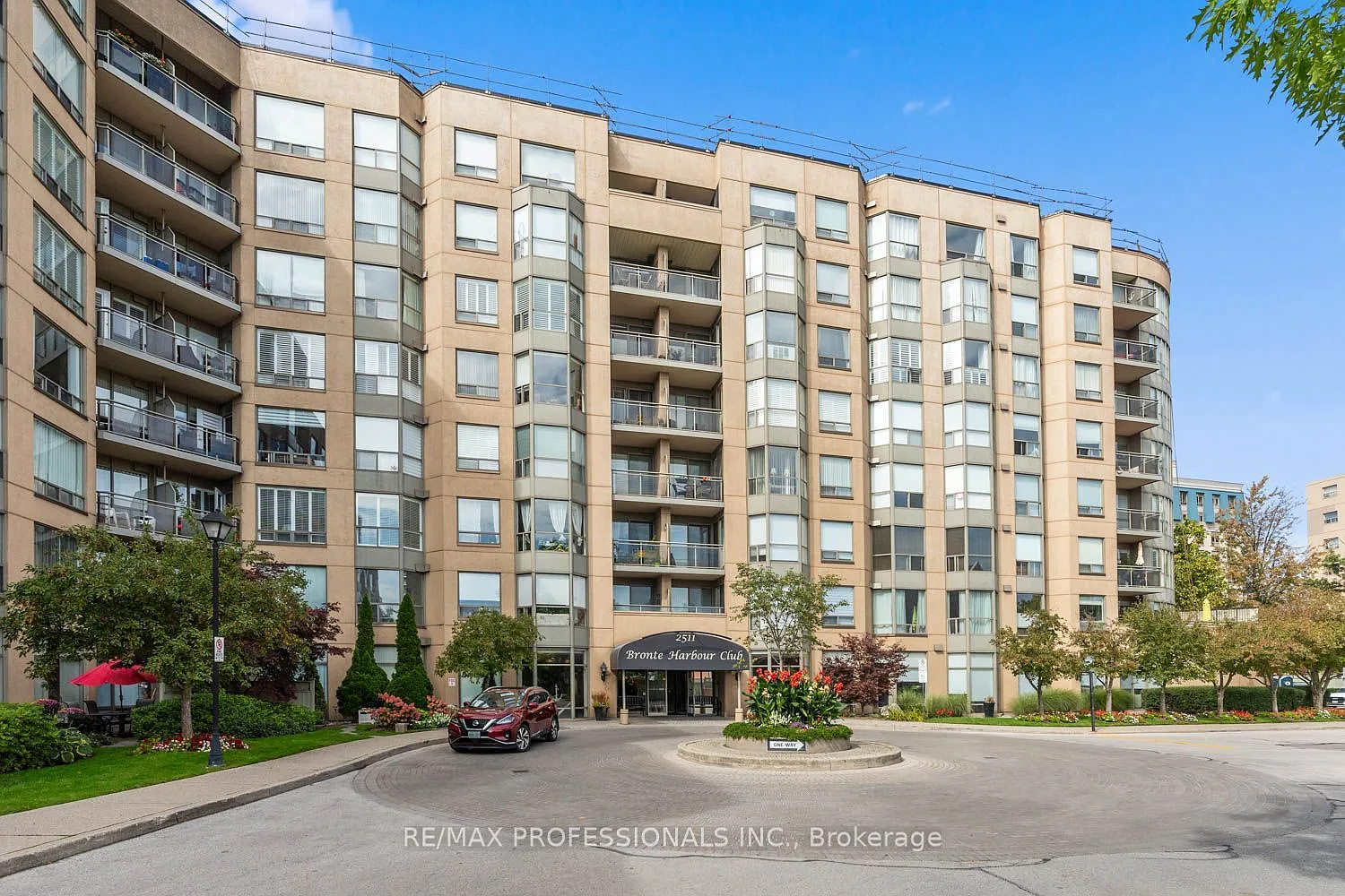 2511 Lakeshore Rd W — Photo 1