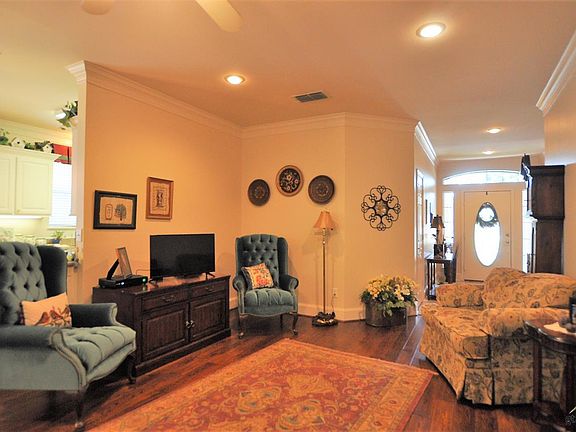 4th image of 5708 Hollybrook Dr