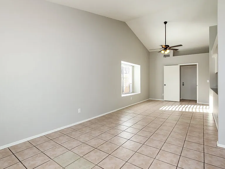 5215 W Diana Ave — Photo 3