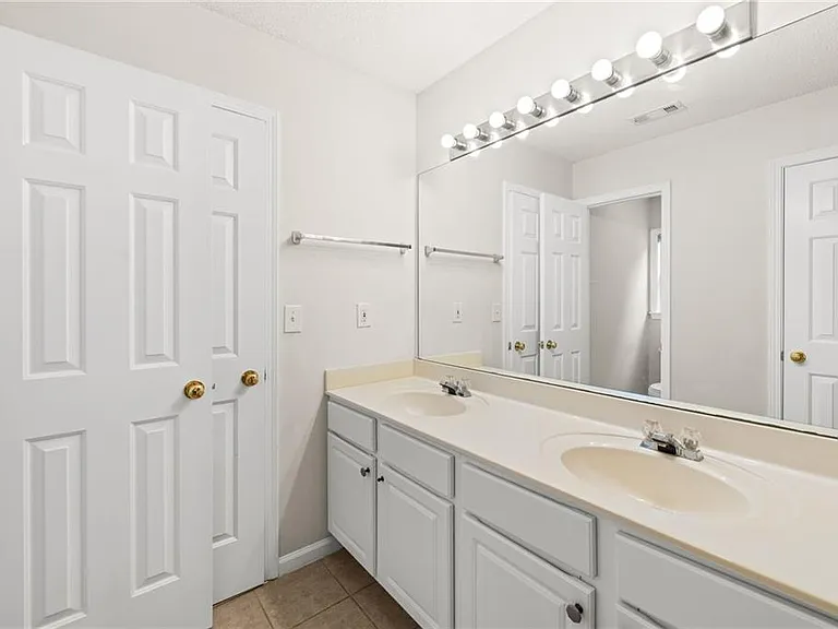 2704 Regent Walk Dr — Photo 36