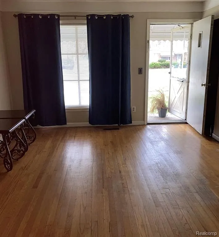 3 bed, 1.0 bath, 980 sqft, $1,500 — Photo 2