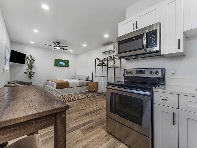 N Cortez St — Photo 1