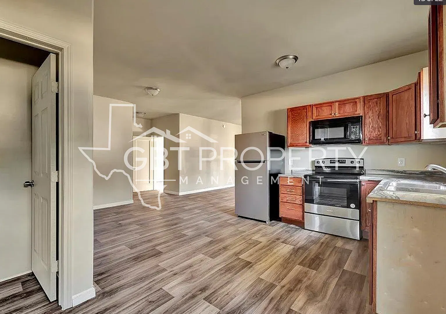 Cute 3 Bedroom 2 Bathroom Home! Available Now — Photo 3