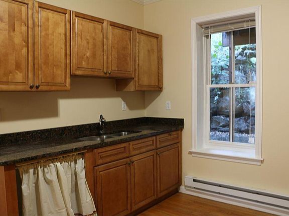 kitchen...no dishwasher