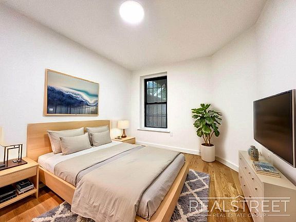 3rd image of 827 Putman Ave #6