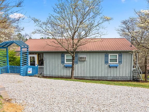 3rd image of 16 Dogwood Dr