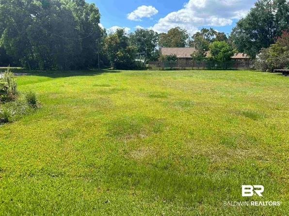 8 7th St, Silverhill, AL 36576
