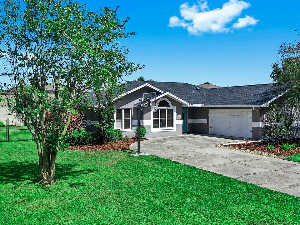 Welcome home to this cozy 3/3 family home in a non HOA great neighborhood! Safe for walks and bike rides.