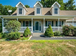 8 Dara Ln, Suffield, CT 06078
